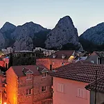 아파트 Modern Flat In Omis, With Terrace And Views, 80m² 오미스