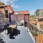 아파트 Modern Flat In Omis, With Terrace And Views, 80m² 오미스