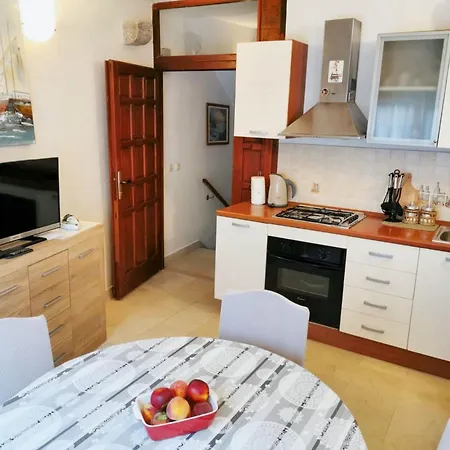 Modern Flat In Omis, With Terrace And Views, 80m² * Omiš