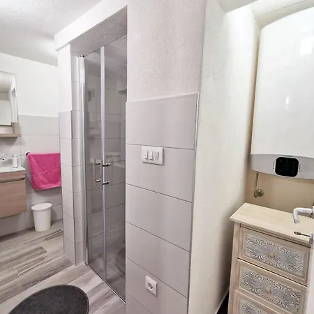 Modern Flat In Omis, With Terrace And Views, 80m² Omiš